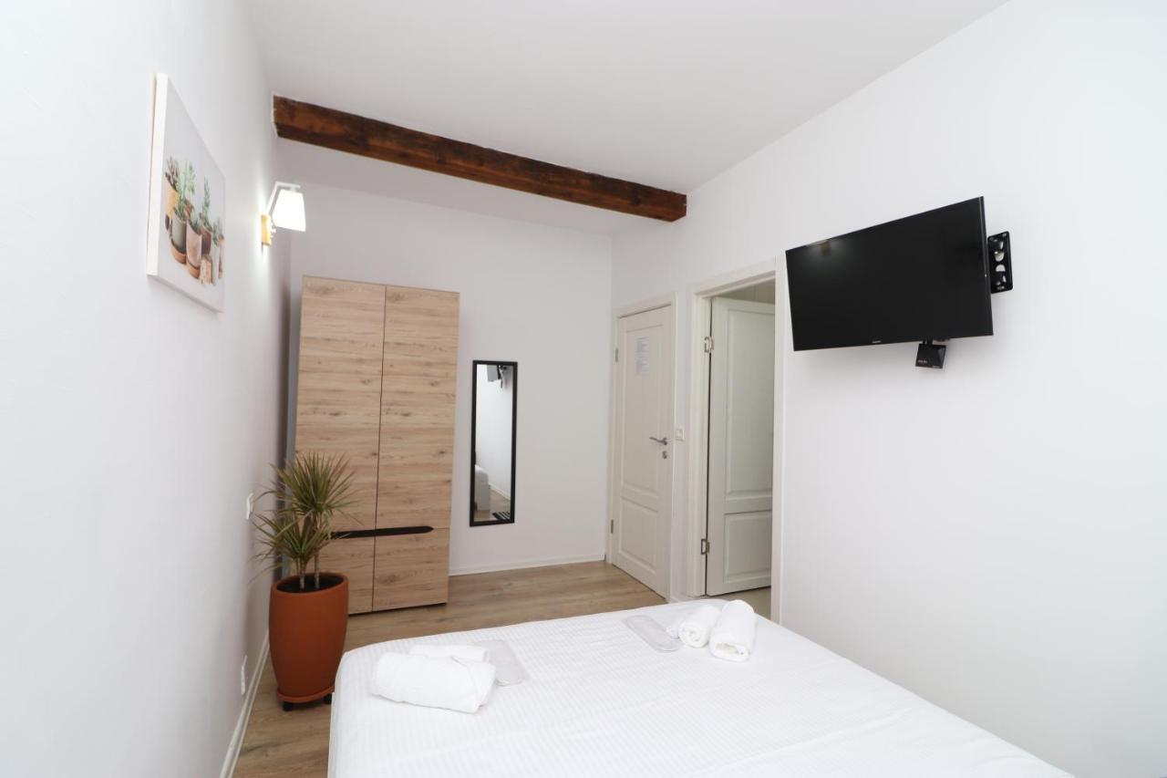 Gaia Bed & Breakfast Vlore Bagian luar foto
