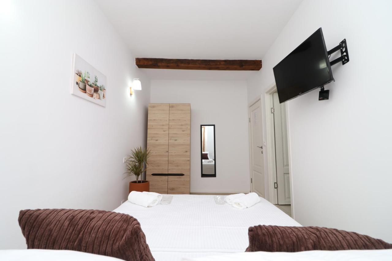 Gaia Bed & Breakfast Vlore Bagian luar foto