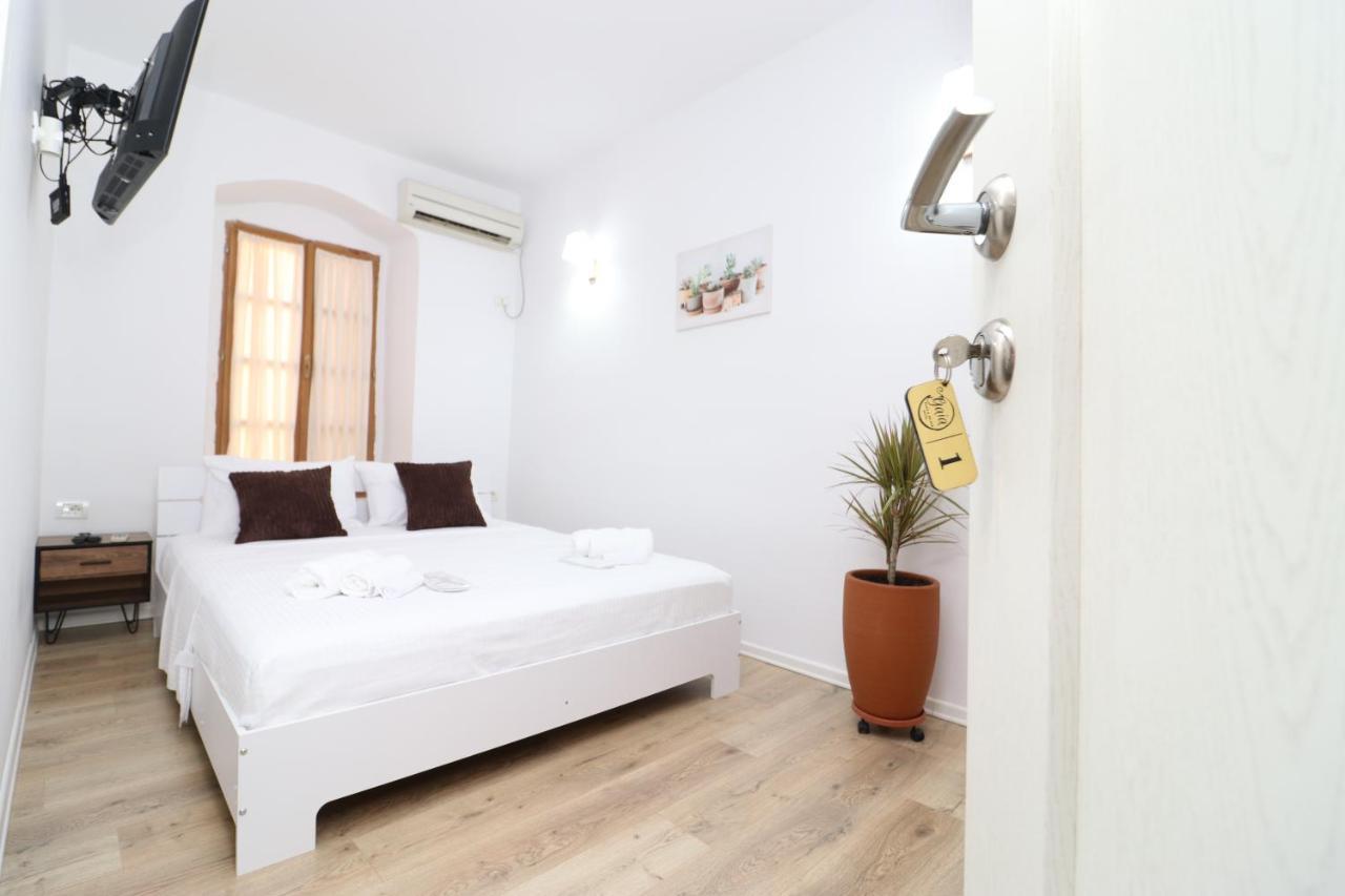 Gaia Bed & Breakfast Vlore Bagian luar foto